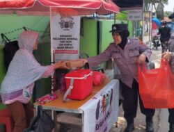 Polwan Polres Pringsewu Sosialisasikan Pemilu Damai sambil Berbagi