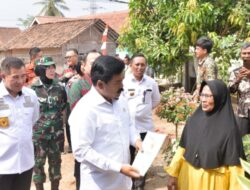 Menteri ATR/BPN Bersama Bupati Pesawaran Serahkan Sertifikat Door to Door