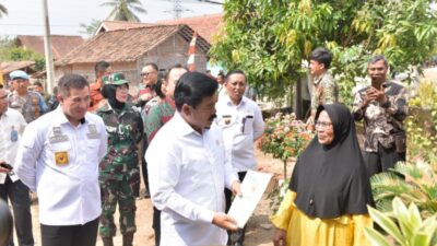 Menteri ATR/BPN Bersama Bupati Pesawaran Serahkan Sertifikat Door to Door
