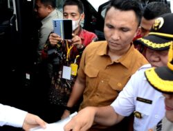Didampingi Safrudin Tanjung Kades Taman Sari Serahkan Dokumen Mentri ATR/BPN