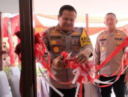 Irjen Pol Drs. Setyo Boedi Moemponi Harso Serahkan Rumah Hasil Renopasi Bakti Sosial Alumni Akabri Tahun 1990