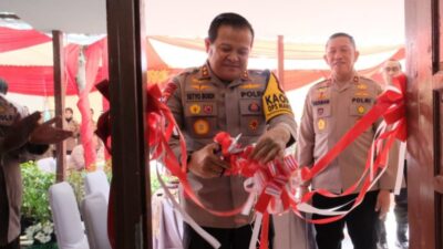Irjen Pol Drs. Setyo Boedi Moemponi Harso Serahkan Rumah Hasil Renopasi Bakti Sosial Alumni Akabri Tahun 1990
