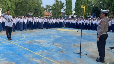 Polisi Berikan Edukasi Keselamatan Berlalu Lintas dalam Kegiatan ‘Police Go To School’ di SMP Negeri 3 Kayuagung