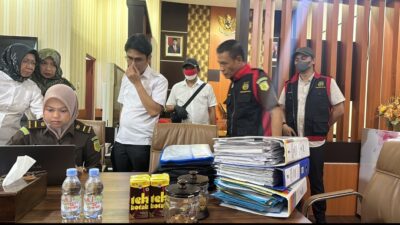 Tim Penyidik Kejati Sulsel Lakukan Penggeledahan Serentak Pada Dua Tempat Terkait Penyidikan Dugaan Mafia Tanah Pada Kegiatan Pembayaran Ganti Rugi Lahan Proyek Strategis Nasional Pembagunan Bendungan Paselloreng di Wajo Tahun 2021