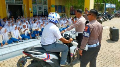 Tingkatkan Kesadaran dan Kedisiplinan Berkendara, Polres Pringsewu Gelar Safety Riding di SMK Yadika Pagelaran
