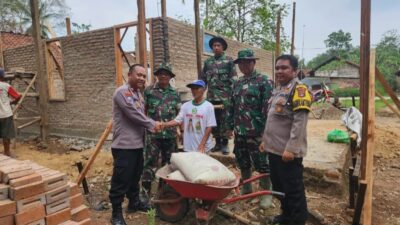 Polres Pringsewu Berikan Bantuan Material Bangunan Korban Angin Puting Beliung