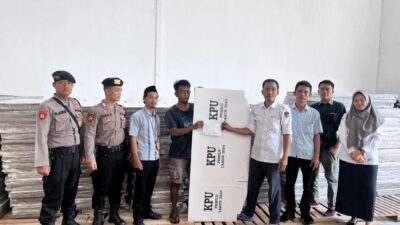 Polres Pringsewu Amankan Kedatangan Logistik Bilik Suara Pemilu 2024
