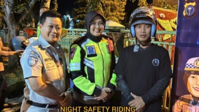 Night Safty Riding Sobat Rider, Satlantas Polres Kampar Sosialisasikan Pentingnya Gunakan Helm SNI