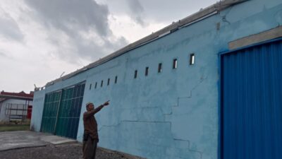 Hujan Deras Disertai Angin Kencang di Kesesi, Rusak Sebuah Gudang Material
