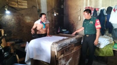 Tingkatkan Ekonomi, Babinsa Kemlayan dan Bati Wanwil Datangi Industri Batik