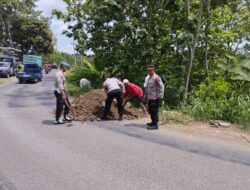 Polsek Girimarto Bersama TNI Dan Warga Perbaiki Jalan Rusak Akibat Terkikis Air Hujan