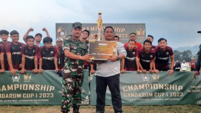 Kedes Podosari Mewakili Terima Piala Juara Satu Turnamen Sepak Bola Gandarum Cup
