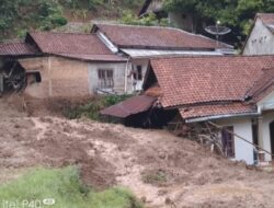 Dua Rumah Warga di Lebakbarang Pekalongan Terkena Longsor, TNI-Polri Bersama Warga Lakukan Evakuasia