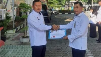 Bentuk Apresiasi Dedikasi Kinerja, Kepala Bapas Pangkalpinang Berikan Penghargaan Pegawai Teladan