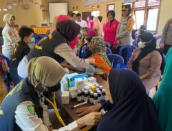 Peringati Hari Ibu ke 95, Polres Pesawaran bagikan Paket Bansos dan Bhakti Kesehatan kepada warga