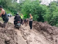 Akibat Longsoran Tanah di Ruas Jalan Pendopo-Tebing Tinggi Buat Pengendara Putar Balik