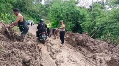 Akibat Longsoran Tanah di Ruas Jalan Pendopo-Tebing Tinggi Buat Pengendara Putar Balik