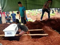 Isak Tagis Terdengar, Empat Jenajah Korban Pembunuhan Ayah Kandung Dimakamkan