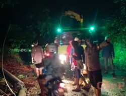 Polsek Lebakbarang Evakuasi Pohon Tumbang, Akses Jalan Sudah Bisa Dilalui Kendaraan