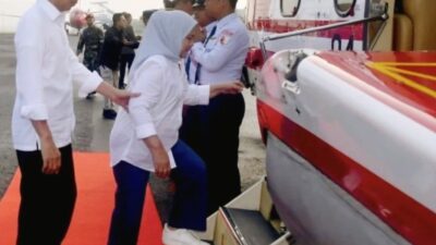 Presiden Joko Widodo dan Ibu Iriana Joko Widodo naiki tangga Helikopter Super Puma TNI AU