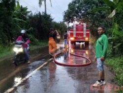 Kena Luapan Tanah, Dinas PU dan Damkar Pekalongan Lakukan Pembersihan Jalan Raya