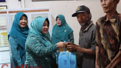 Bergerak untuk Rakyat, Ketua TP PKK Bagikan Paket Sembako
