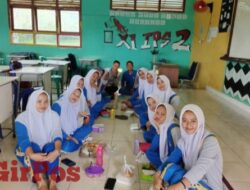 Siswa-siswi SMAN 1 Simpang Rimba Makan Durian Bersama
