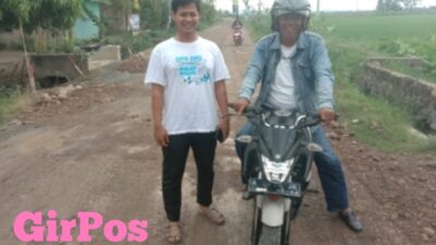 Jalan Tanjung Rejo Rusak Parah, Warga Timbun Gunakan Sabes Sumbangan Mantri Dedi