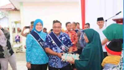 Pj Walikota Lubuklinggau Serahkan SK Kepada Bapak dan Ibu Asuh Anak Stunting