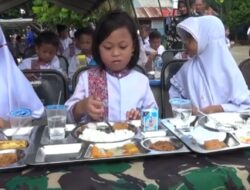 Sukacita, Anak SDN 23 Palembang Menikmati Masakan Tentara