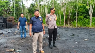 Secara Sukarela Warga Kecamatan Babat Toman, Kabupaten Muba Membongkar Semua Tempat Ilegal Refinery