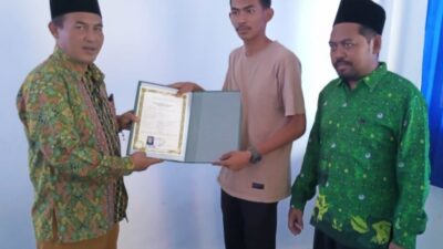 Ijazah Masih Ditahan, SMK Ma’arif Banyumas Photo-photo Alumni Pegang Ijazah
