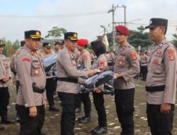 Ratusan Personel Polres Pringsewu yang Bertugas Amankan TPS Terima Pembekalan dan Pembagian Perlengkapan