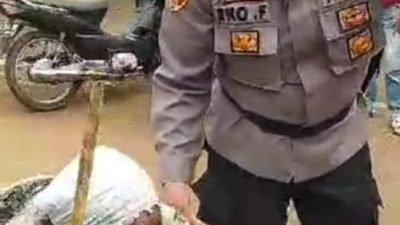 Keren Seorang Polisi ini Bantu Nenek Menuju Ke TPS