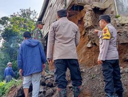 Hujan dengan Intensitas Tinggi Akibatkan Pondasi Tiga Rumah di Paninggaran Pekalongan Alami Longsor