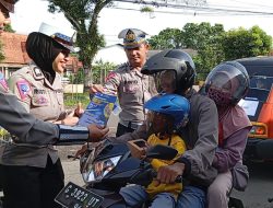 Sosialisasikan Operasi Keselamatan, Satlantas Polres Pekalongan Bagikan Souvenir Kepada Pengendara yang Tertib Berlalu Lintas