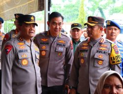 Kunjungi Korban Banjir di Pekalongan, Kapolda Jawa Tengah Berikan Bantuan