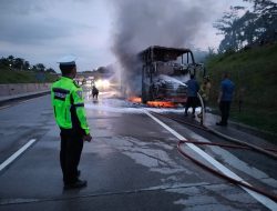 Satlantas Polres Boyolali dengan sigap tangani Bus yang terbakar di Tol Solo Semarang KM 478+600, tak ada korban jiwa dalam kejadian naas tersebut
