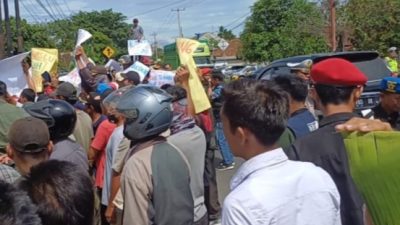 Kantor Bawaslu dan KPU Pesawaran Didemo Ratusan Massa