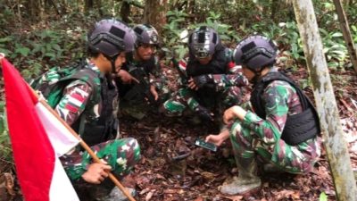 Puasa Bukan Halangan, Satgas Pamtas RI-Malaysia Yonarmed 10/ Bradjamusti Pos Seriang Patroli Patok Batas Negara