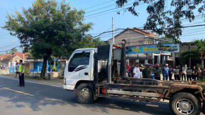 Mobil Expander Tabrak Suzuki Karimun Hingga Masuk Parit, Peristiwa ini Dua Orang Luka