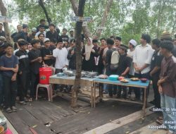 Hj Dilla Hich Bersama Anak Minelial Berbagi Takzil di Kecamatan Kuala Jambi