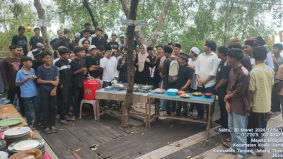 Hj Dilla Hich Bersama Anak Minelial Berbagi Takzil di Kecamatan Kuala Jambi