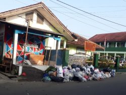 Tumpukan Sampah Berserakan di Depan SDN Lembursitu  Dikeluhkan Warga