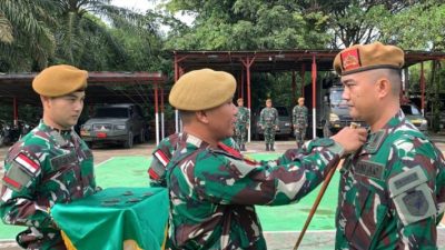 Satgas Pamtas RI-Malaysia Yonarmed 16/TK Laksanakan Upacara Kenaikan Pangkat di Perbatasan