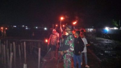 Pawai Obor Warnai Peringatan Paskah Personel Satgas Yonif 125/SMB Bersama Masyarakat Papua