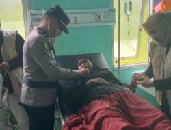 Aparat Kepolisian Selamatkan Wanita Pingsan yang Ditemukan di Emperan Toko