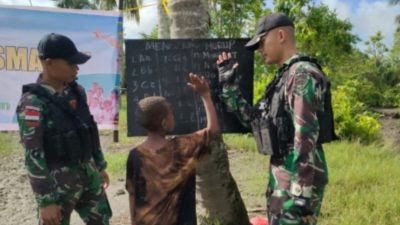 Berantas Buta Huruf, Satgas Yonif 125/SMB Ajari Anak-Anak Membaca