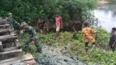 Bersama Warga Satgas Yonif 125/SMB Karya Bhakti Bersihkan Sungai