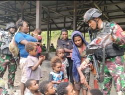 Apkam Gabungan TNI-Polri Beri Rasa Aman Cegah Masyarakat Kampung Pogapa Distrik Homeyo Mengungsi